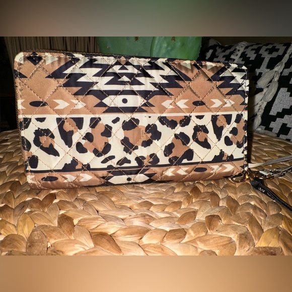 NWT Simply Southern Quilted Phone Wallet in Aztec Print - Picture 2 of 9